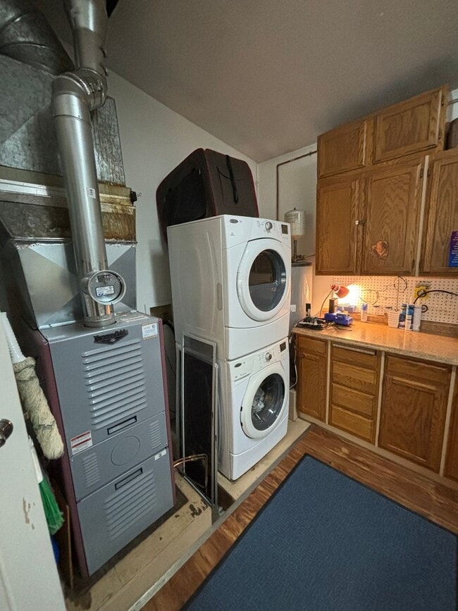 Building Photo - Cozy 3-bedroom home / Pet friendly / Fence...