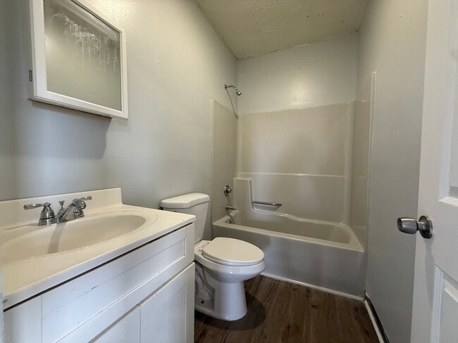 Building Photo - 132 Locust St