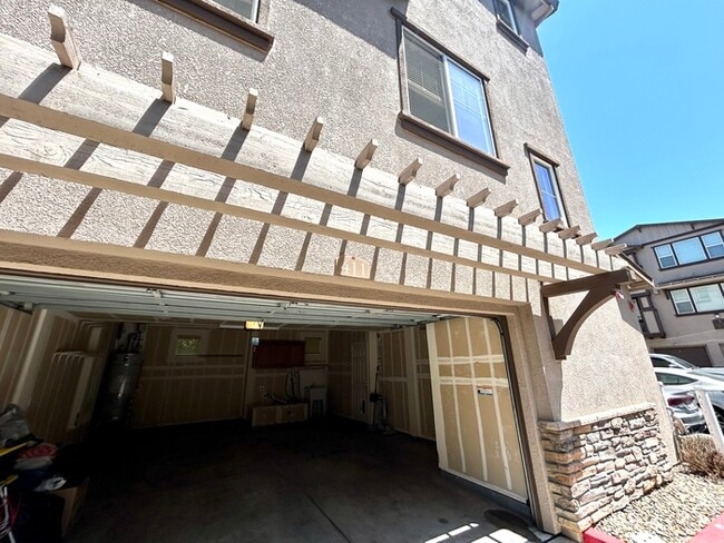 Building Photo - Beautiful 3 Bedroom Tri Level Townhome in ...