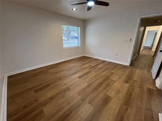 Building Photo - 1405 SE 4th Ave