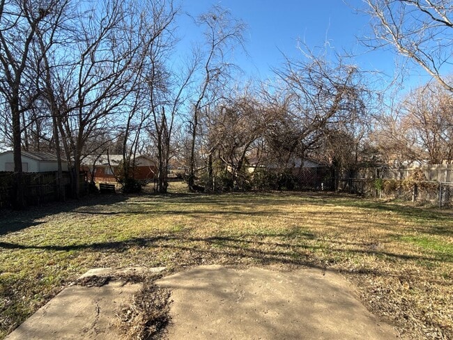 Building Photo - Start the year off in this charming 3 bed, 2 bath Broken Arrow home!