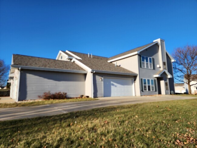 Building Photo - 3076 Selkirk Dr