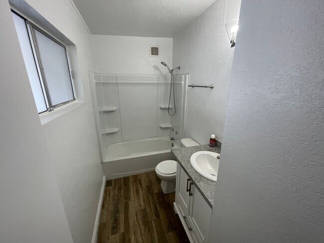 Building Photo - Classic 3Bed/2Bath single story home located near Boulder Highway