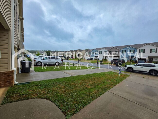 Building Photo - Modern Living in The Heights!