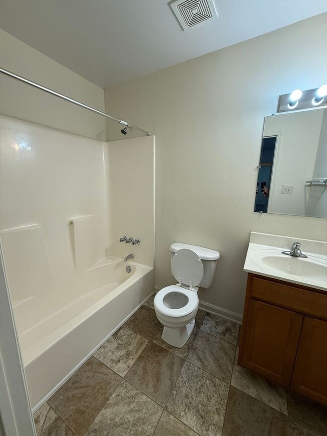 Building Photo - Nice 2 bedroom, 2 bath Duplex