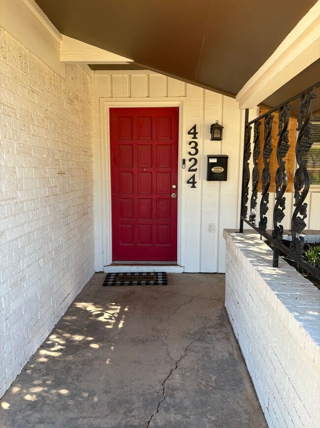 Building Photo - 4 Bed 2 Bath Remodeled Home in Miller Elementary Zone with Solar Panels