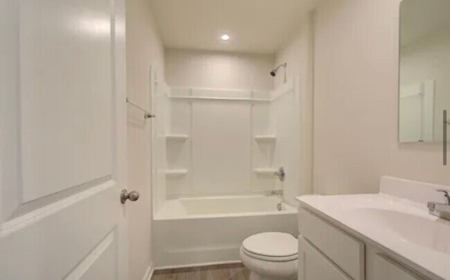 Building Photo - Spacious 4/2.5 Move In Ready Now