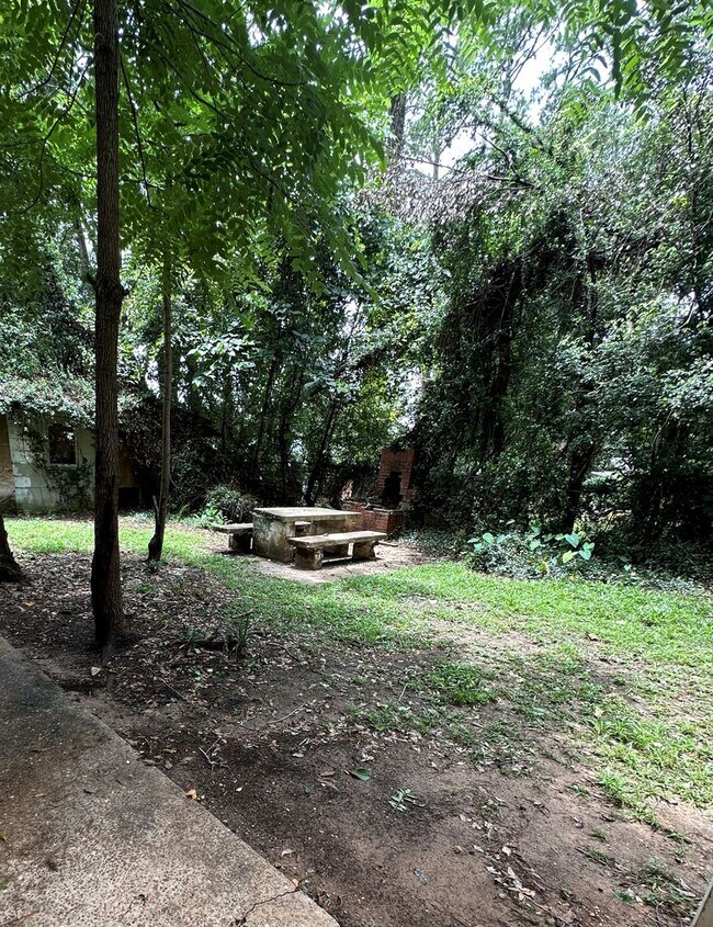 Building Photo - 4 Bed 2 Bath House with Bonus Room and Fen...