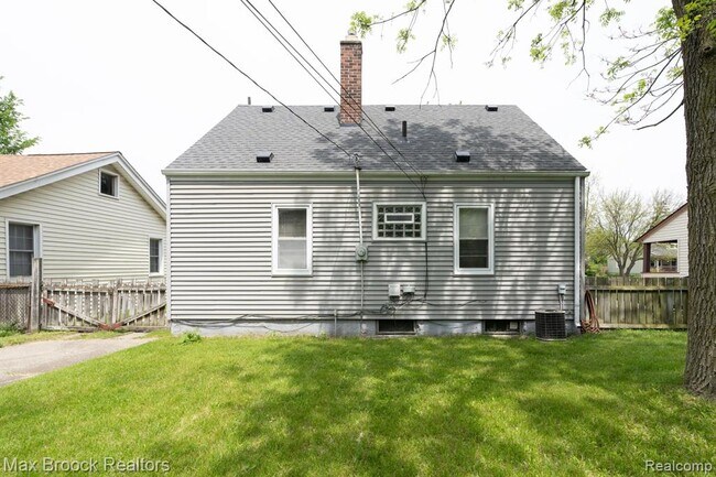 Building Photo - 1587 Leroy St
