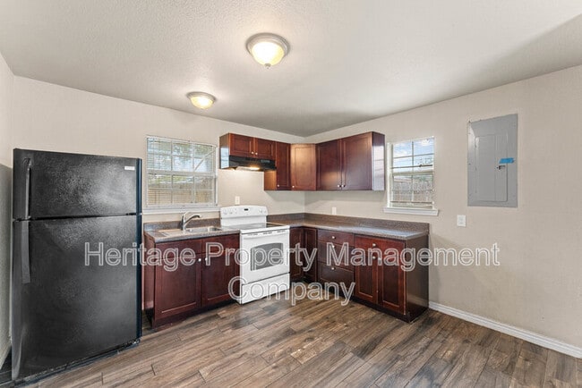 Building Photo - 315 Pool Dr