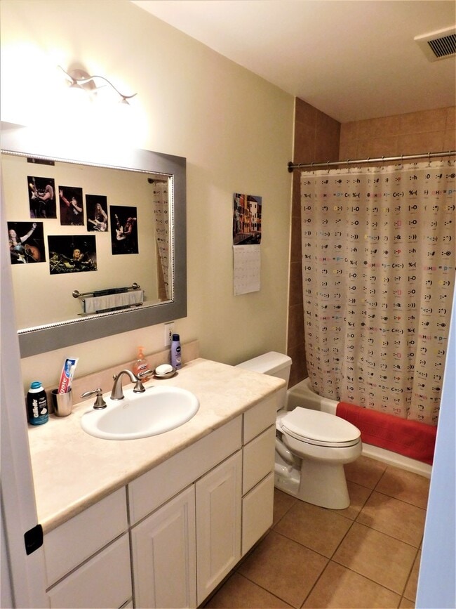 Building Photo - 1441 N Naomi St