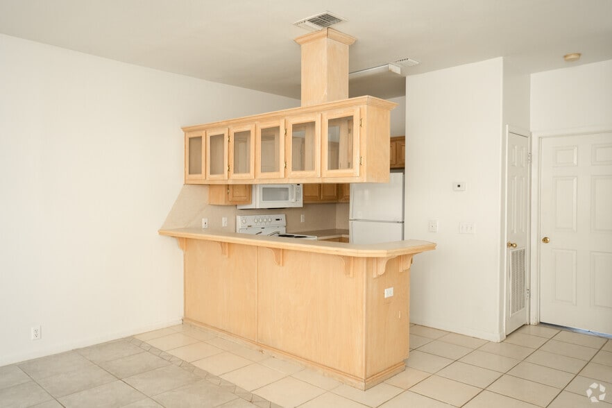 1BR, 1BA - 900SF - Kitchen - Alta Vista Apartments