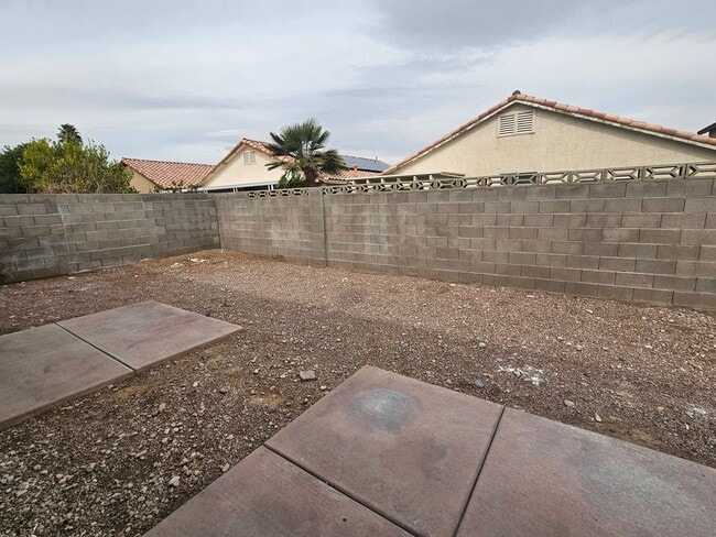 Building Photo - Charming Single-Story with Vaulted Ceilings Near Shopping & Freeways