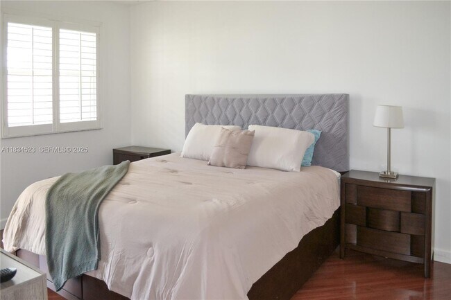 Building Photo - 3255 NE 184th St