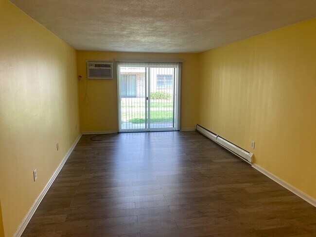 Building Photo - 12 Kenmar Dr