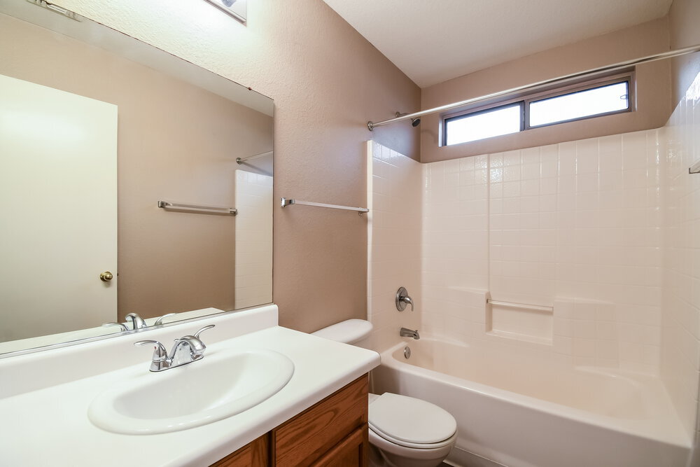 Building Photo - 975 E Vernoa St