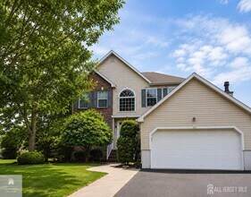 Building Photo - 13 Airdale Dr