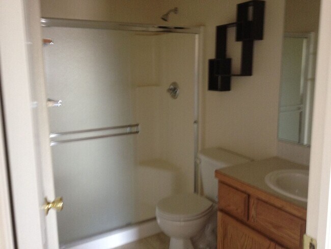 Building Photo - Easy Living Near It All – 2 Bed, 2 Bath Windsor Condo