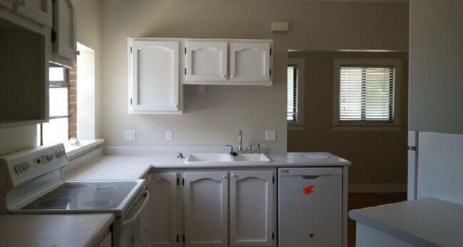 Building Photo - Beautiful Home Ready for Move-in