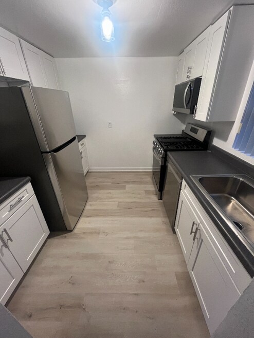 Building Photo - 555 Oak St