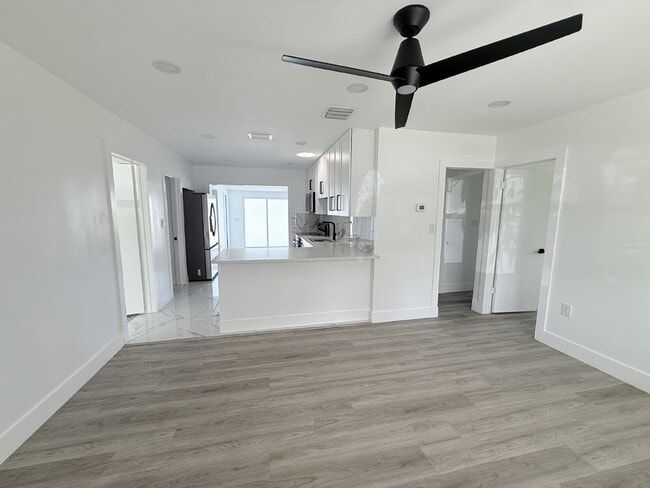 Building Photo - 4-bedroom, 2-bathroom