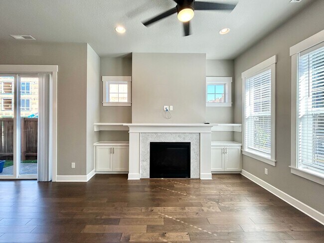 Building Photo - Luxury and Convenience Awaits in this Stunning 3 Bedroom, 2.5 Bathroom House with Abundant Parkin...