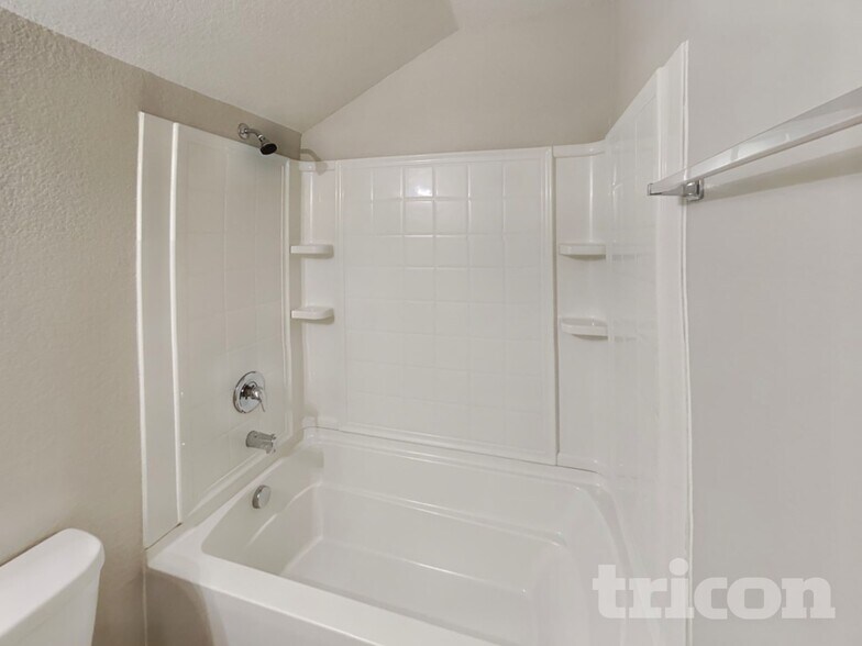 Building Photo - 601 Creekview Dr