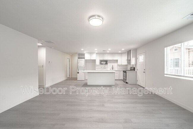 Building Photo - 609 W 4th Ave