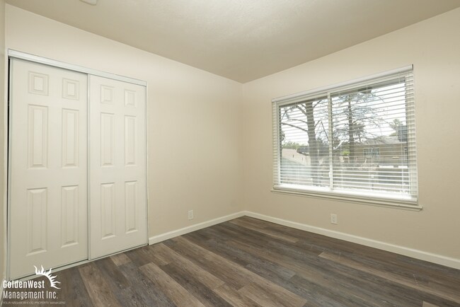Building Photo - Spacious 4Bdm 2.5Ba Home with Loft in Las Vegas