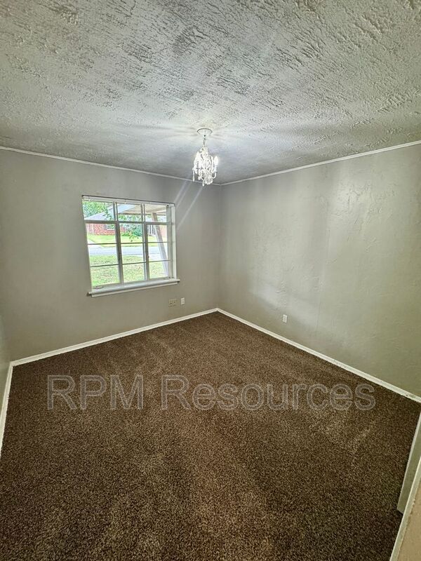 Building Photo - 2137 Barclay Rd