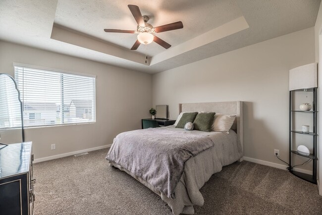 Building Photo - Open-Concept 3-Bedroom with Corner Lot Vie...