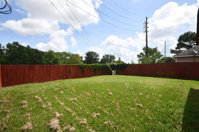 Building Photo - 24406 Lakecrest Village Dr