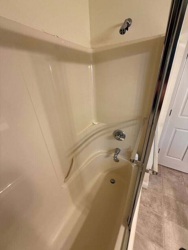 Building Photo - 3 Bed 2 Bath Large Beautiful Home