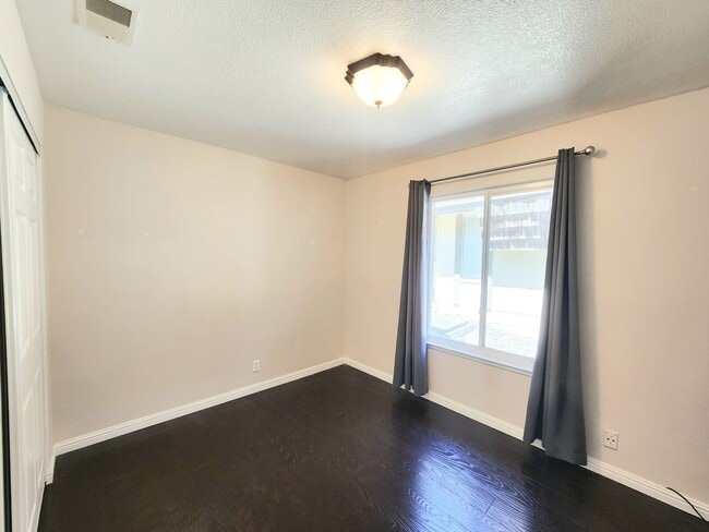 Building Photo - 2 bedroom townhouse