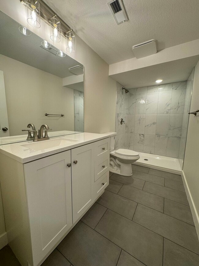 Building Photo - 1411 Rosemary Ln