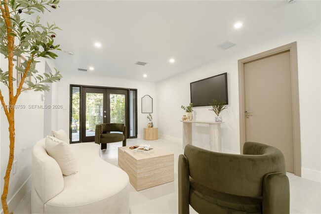 Building Photo - 1221 Biarritz Dr