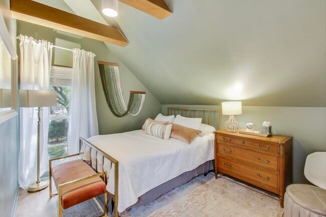 Building Photo - 3536 N Marshfield Ave