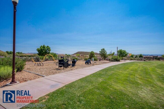 Building Photo - Beautiful Coral Canyon Home