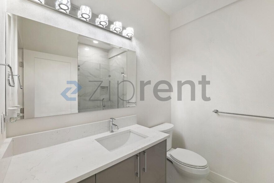 Building Photo - Unit B