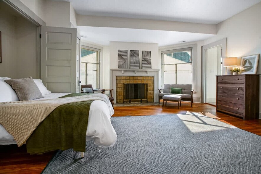 Building Photo - 1848 E 89th St