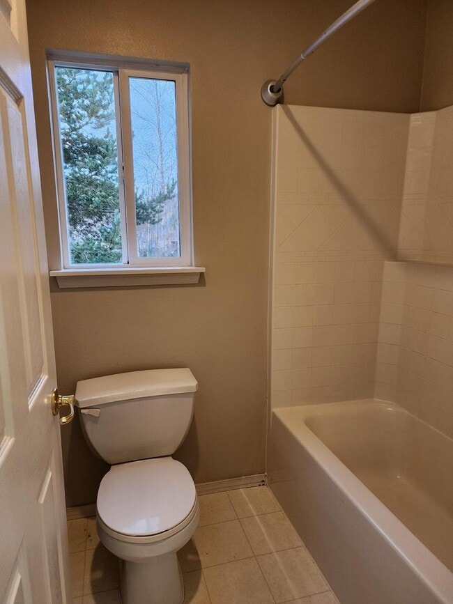 Building Photo - **PENDING APP**$200 Move In Special**Beautiful 4 bed 2.5 Bath Home in South Hill Puyallup