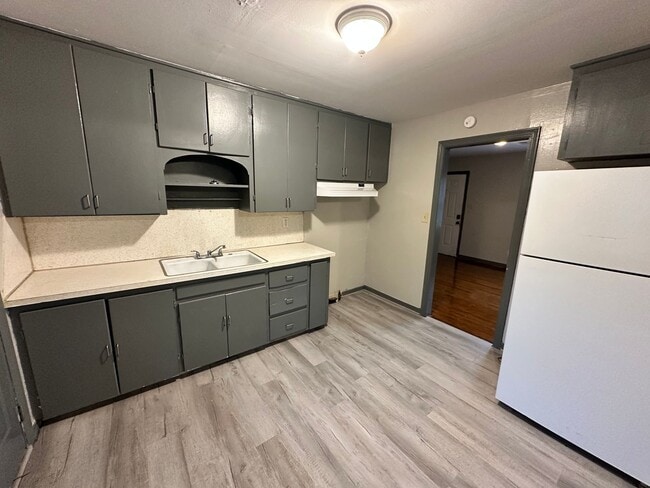 Building Photo - Move -in Special: Charming 3-Bedroom, 1-Ba...