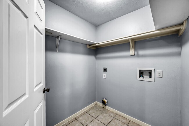 Building Photo - 7811 Holly Berry Ct