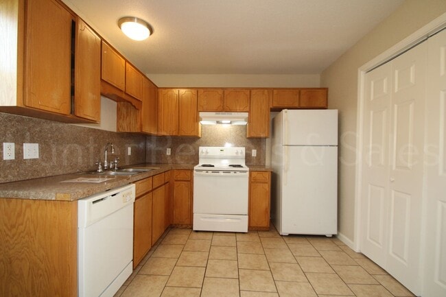 Building Photo - Heights Townhome