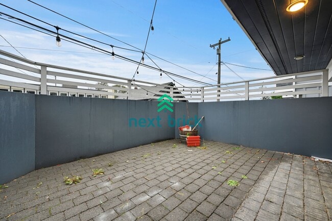 Building Photo - Stunning 2BR and 3BA single family with la...