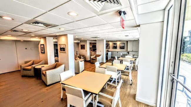 Building Photo - Seasonal/short term 2/2 condo rental with full water view on Longboat Key.