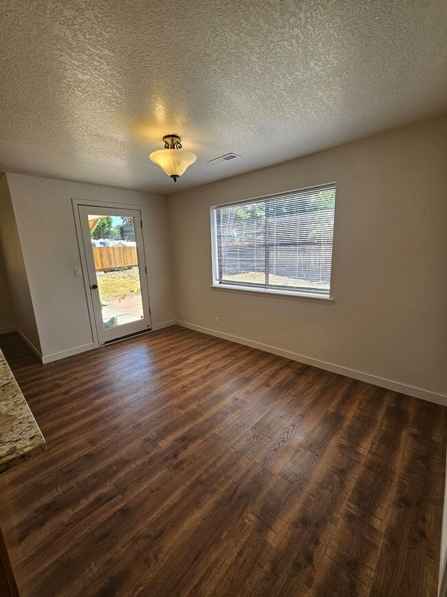 Building Photo - Beautiful House with Spacious Kitchen