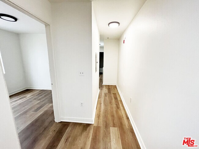 Building Photo - 2637 S Manhattan Pl