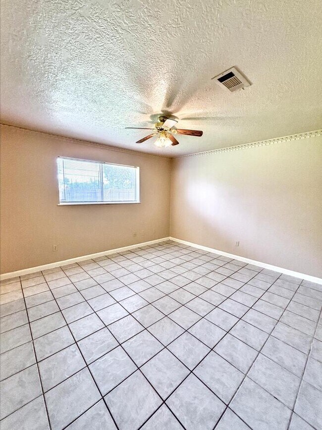 Building Photo - 3-Bedroom, 2-Bathroom Home in Convenient L...