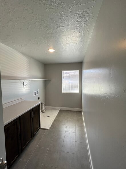 Building Photo - 3354 E Holly Dr